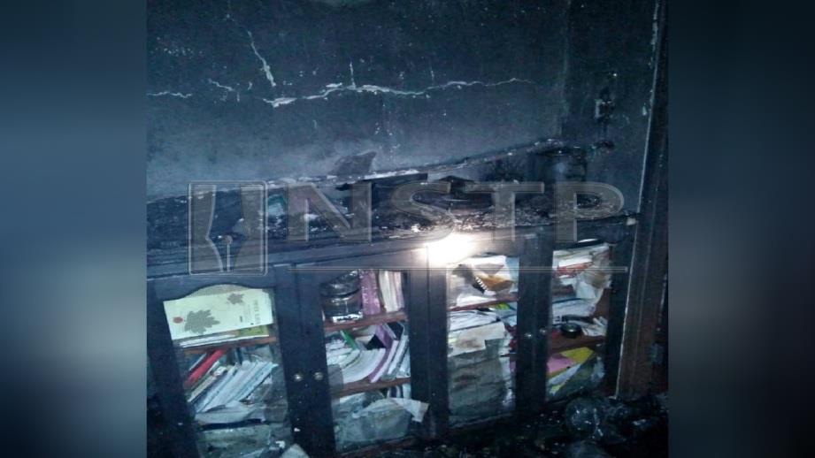 RUANG yang terbakar di sebuah rumah di Seksyen 12, Shah Alam, semalam. FOTO Ihsan JBPM