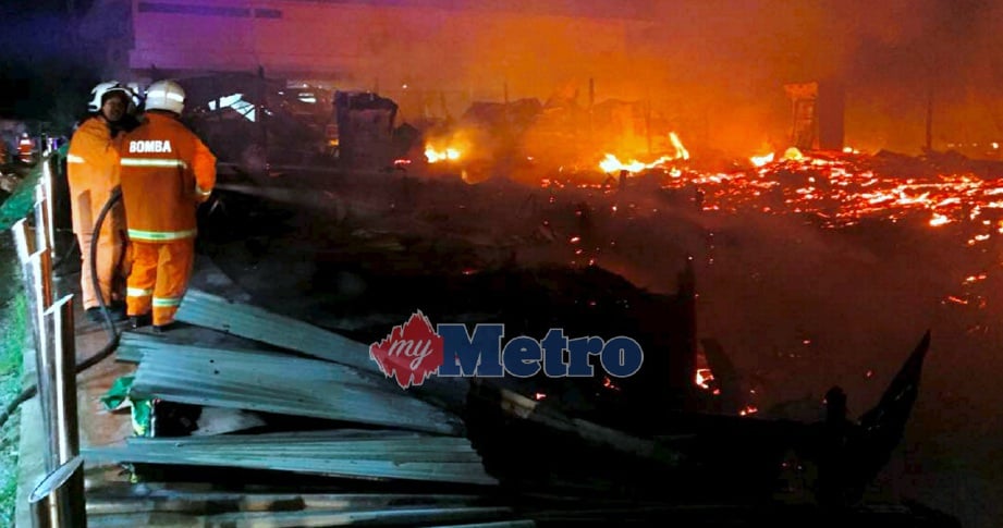 KEADAAN deretan bangunan rumah kedai yang musnah dalam kebakaran di Pasar Beluru, Bakong, Miri, hari ini. FOTO Ihsan JBPM