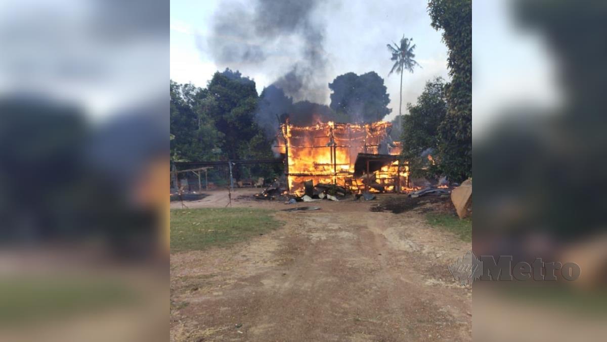 KEADAAN rumah mangsa yang sedang terbakar. FOTO Ihsan Pembaca.