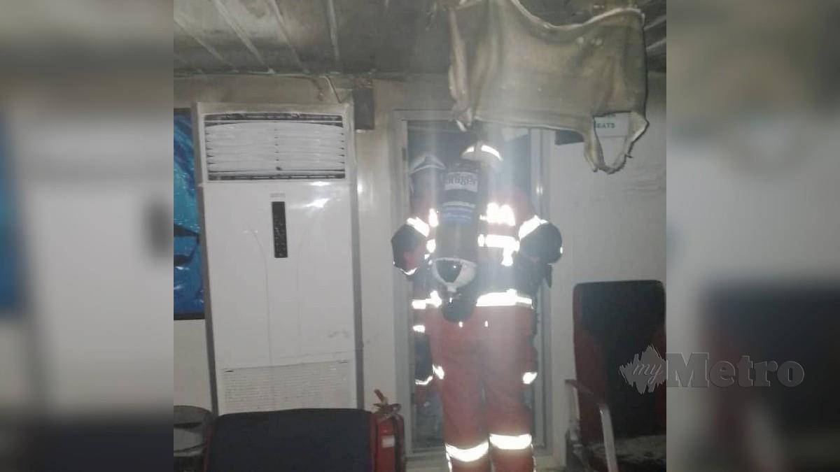 ANGGOTA bomba memeriksa bilik stor feri penumpang dan kenderaan (RORO) yang terbakar ketika dibaiki. FOTO Ihsan Bomba.