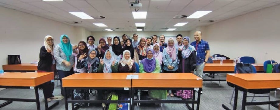 MENYERTAI kursus di Akademi Percukaian Malaysia di Bangi. 