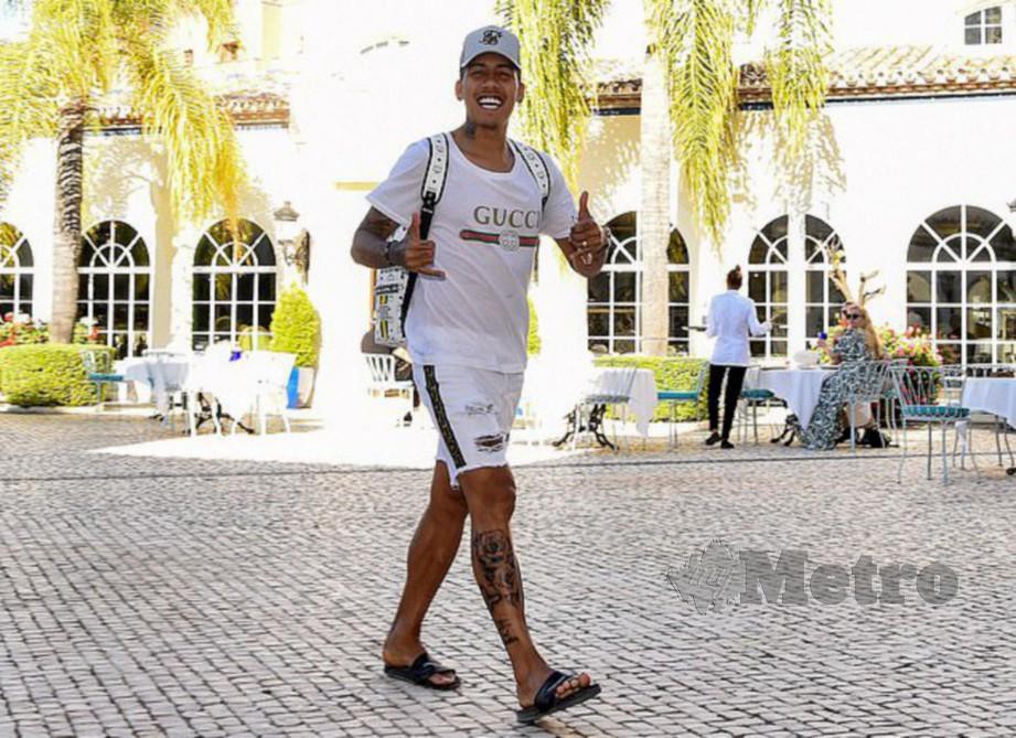 GELAGAT Firmino ketika tiba di kem latihan Marbella. - FOTO Agensi