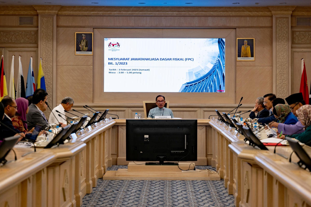 Perdana Menteri merangkap Menteri Kewangan Datuk Seri Anwar Ibrahim mempengerusikan mesyuarat  Jawatankuasa Dasar Fiskal (FPC) buat kali pertama. - FOTO Afiq Hambali/Pejabat Perdana Menteri.