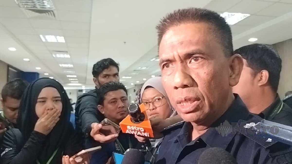 FISOL ditemui selepas meninjau keadaan undi awal membabitkan 875 pegawai dan anggota di IPK Kedah, hari ini. FOTO Zuliaty Zulkiffli