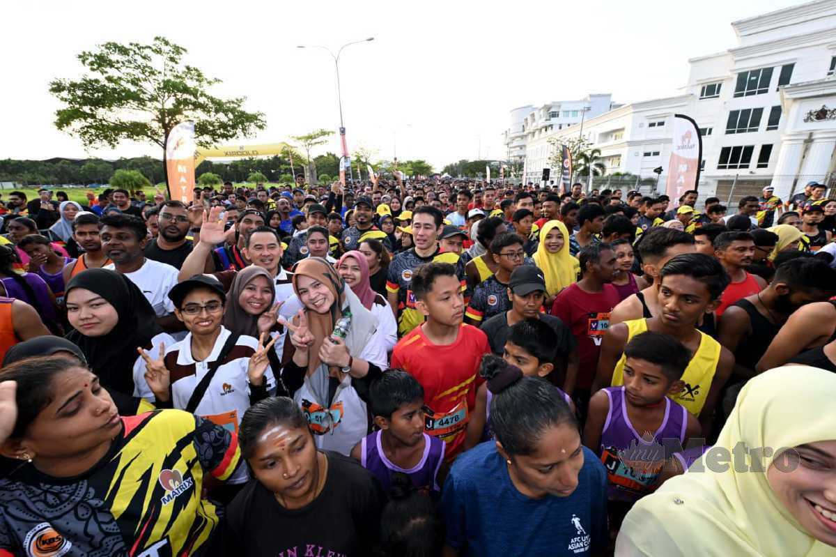 SEBAHAGIAN daripada kira-kira 2,000 peserta yang menjayakan program Fit Malaysia Peringkat Negeri Sembilan di Sendayan hari ini. -FOTO Mohd Amin Jalil.