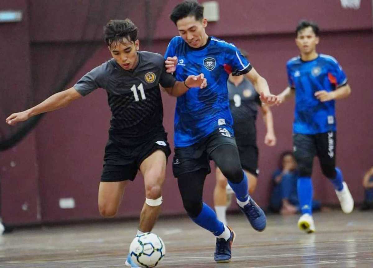 AKSI pemain Pahang Rangers FC (kanan) Universiti Malaysia pada perlawanan persahabatan menjelang saingan Liga Futsal Perdana Kebangsaan (MPFL) semalam. -FOTO PRFC