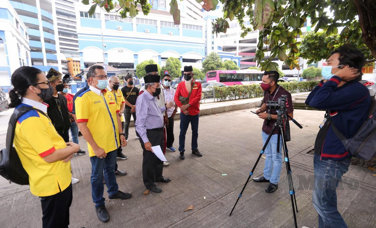 Wartawan menemubual Ismail selepas Permas tampil membuat laporan polis di IPD Dang Wangi. FOTO ZULFADHLI ZULKIFLI.