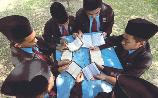 AKTIVITI membaca dan menghafaz Al Quran adalah antara kelebihan paling besar diperoleh pelajar.
