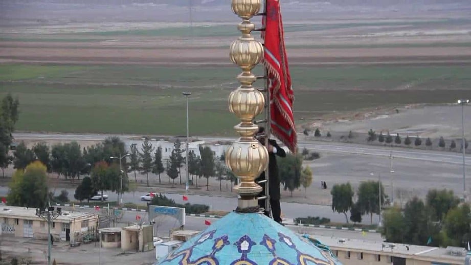 IRAN mengibarkan bendera merah sebagai tanda membalas dendam. FOTO AGENSI