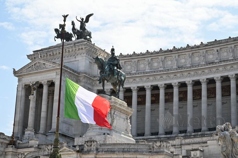 ITALI kibar bendera separuh tiang. FOTO AFP