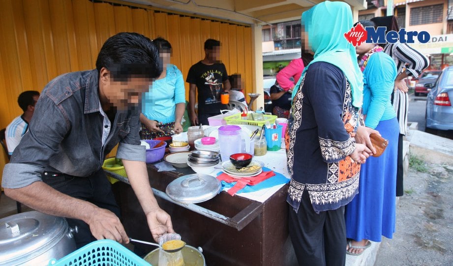 BERNIAGA makanan di kaki lima. FOTO Aswadi Alias