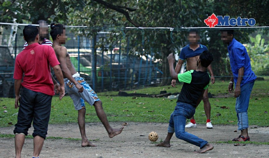 WARGA Myanmar beriadah dengan bermain takraw. FOTO Aswadi Alias