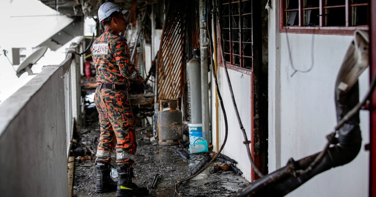 Kebakaran Flat Sri Sabah: Anggota bomba pikul hos pemadam api hingga tingkat 17