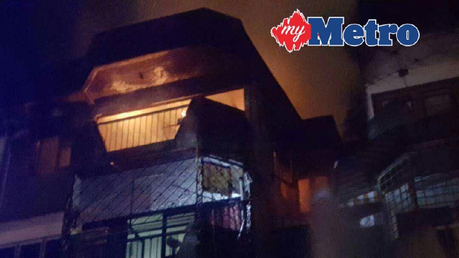 Seunit rumah  di tingkat lima flet di Taman Indah Sungai Jelok, Kajang, yang terbakar malam semalam. FOTO ihsan bomba
