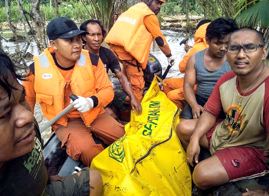 ANGGOTA penyelamat Indonesia membawa keluar mayat mangsa banjir di Sentani, berhampiran Jayapura. FOTO EPA