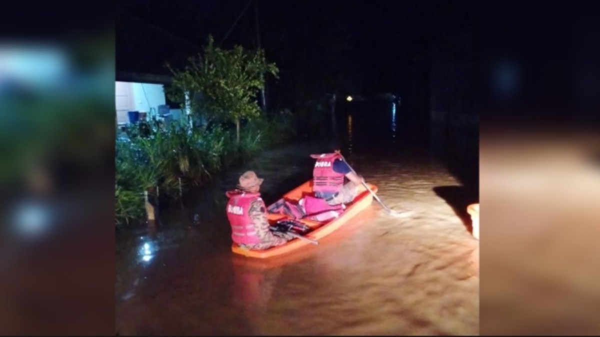 OPERASI memindahkan mangsa banjir di Penampang Proper,  Penampang. FOTO Ihsan Bomba.