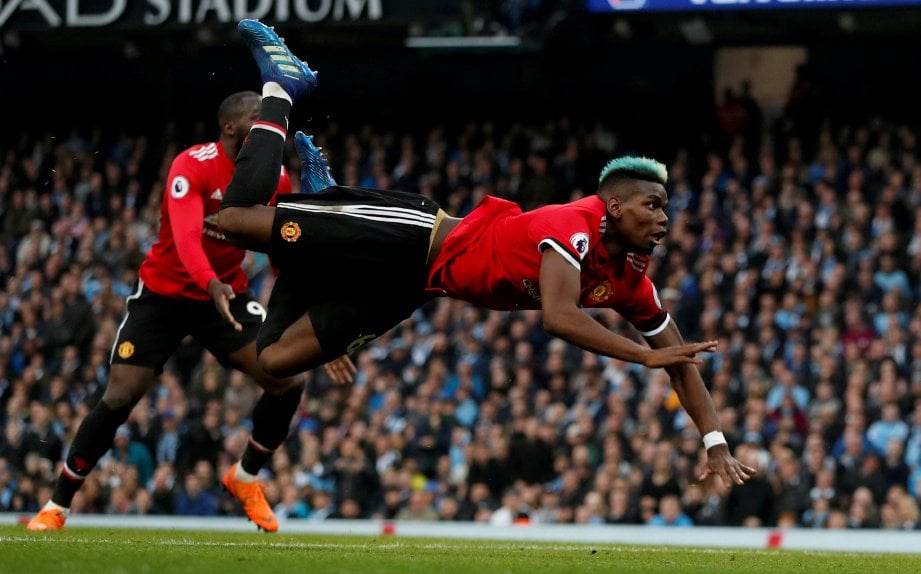 AKSI menarik pemain United, Paul Pogba ketika menjaringkan gol pertamanya ketika bertemu City, awal pagi tadi. - Foto REUTERS