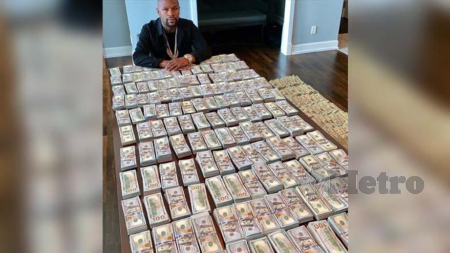 Mayweather bersama wang tunai di kediamannya. FOTO Instagram 