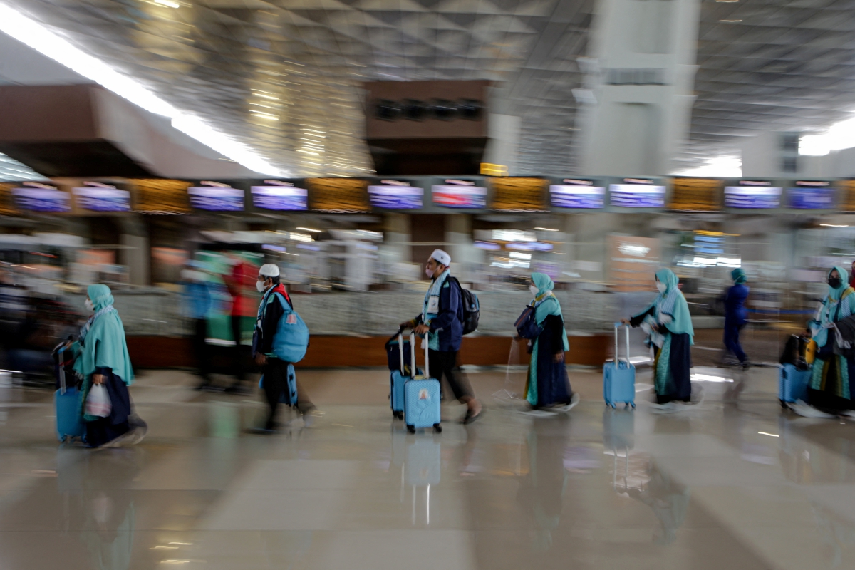 JEMAAH umrah Indonesia memakai pelitup muka ketika dilihat di Lapangan Terbang Antarabangsa Soekarno-Hatta, Jakarta, sebelum berlepas ke Arab Saudi. FOTO Antara Foto via Reuters