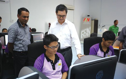 LIM Yew Hoe (tiga dari kiri) memerhatikan aktiviti pelajar yang menggunakan kemudahan komputer di Sudut IT F&N .