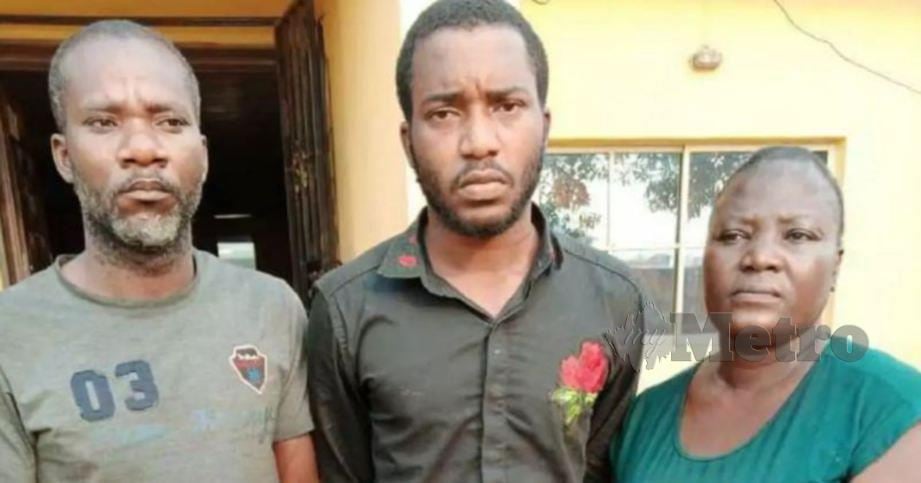 Bola Adeeko (kanan) bersama anak lelakinya Owolabi (tengah) dan seorang pastor ditahan polis untuk siasatan lanjut