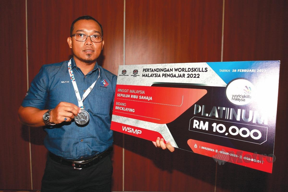 MOHD Nazeri menunjukkan hadiah pingat platinum yang diterima pada Majlis Penyampaian Pingat Pertandingan Kemahiran Worldskills Malaysia 2022.
