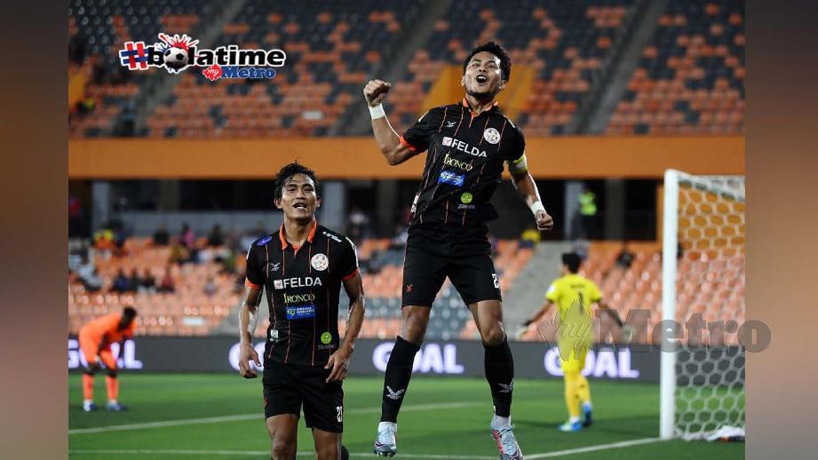 Pemain FELDA, Hadin Azman (dua, kanan) meraikan gol menentang PKNS FC. FOTO BERNAMA  