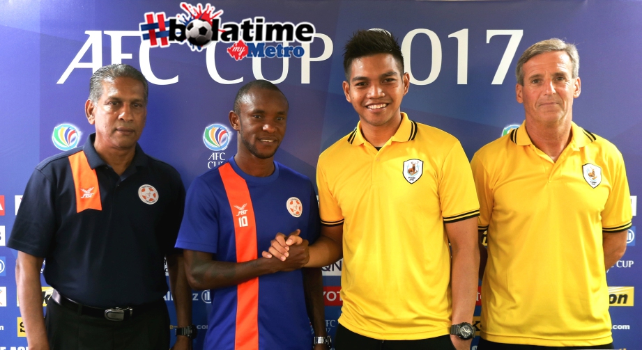 Sathianathan (kiri) bersama Zah Rahan serta pemain Tampines Rovers, Izwan Mahbud dan jurulatih TR, Jurgen Raab. FOTO BERNAMA 