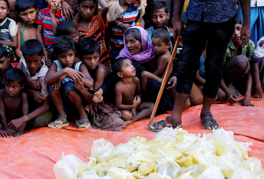 Kasihan melihat kanak-kanak Rohingya ini menunggu makanan diedarkan kepada mereka di depan masjid di Cox's Bazar, Bangladesh. - Foto REUTERS