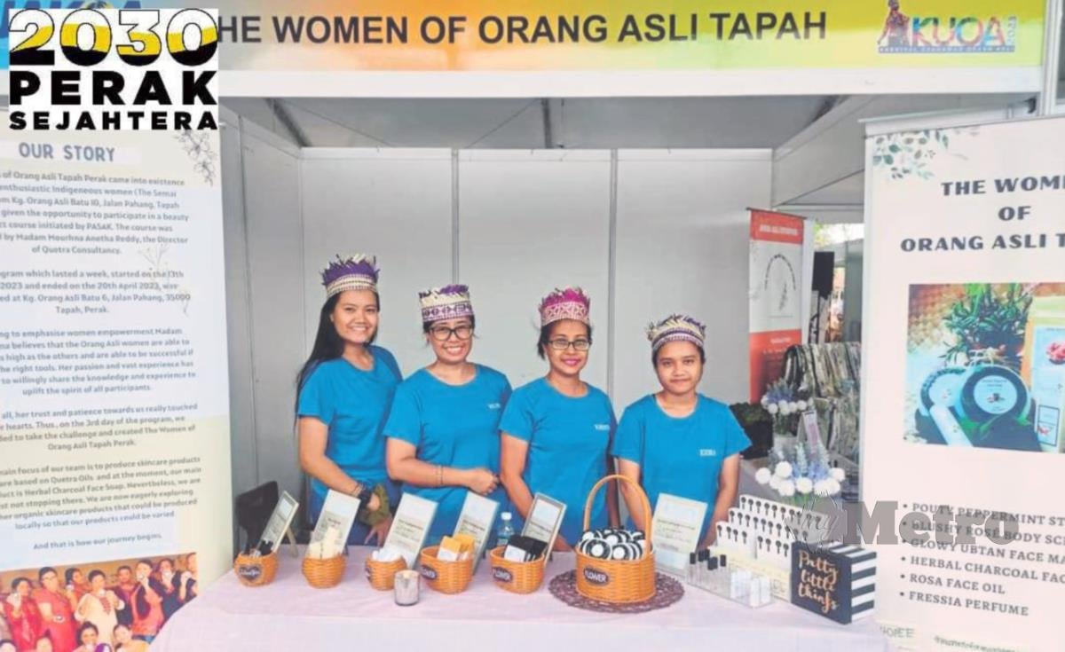 KRISTINA (dua dari kanan) bersama ahli The Women of Orang Asli Tapah membuka reruai produk kecantikan yang dihasilkan mereka sendiri pada Karnival Usahawan Orang Asli 2023 di Sungai Besar, Selangor pada 21 hingga 23 Julai tahun lalu.
