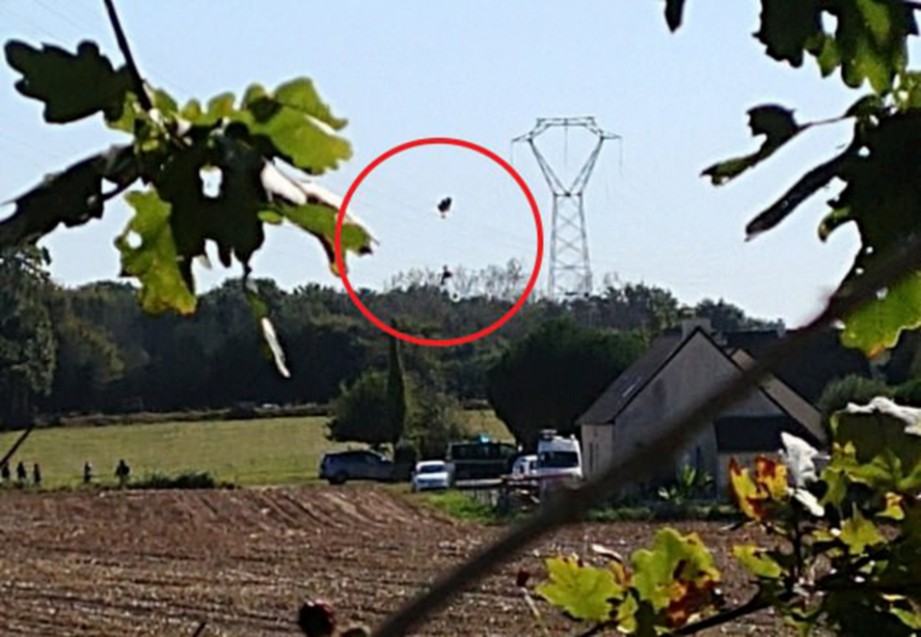 JURUTERBANG pesawat F-16 tentera udara Belgium yang tersangkut di kabel elektrik.