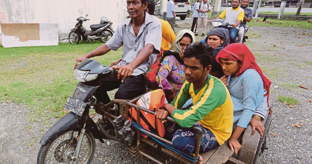 Bot bawa 100 pelarian Rohingya karam di perairan Indonesia