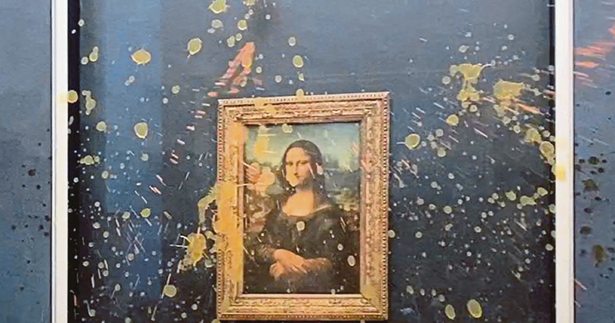 Aktivis simbah sup labu ke arah lukisan Mona Lisa