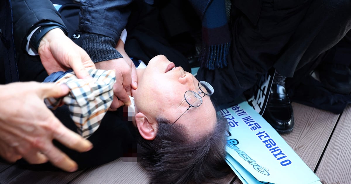 Pemimpin parti pembangkang Korea Selatan ditikam di leher
