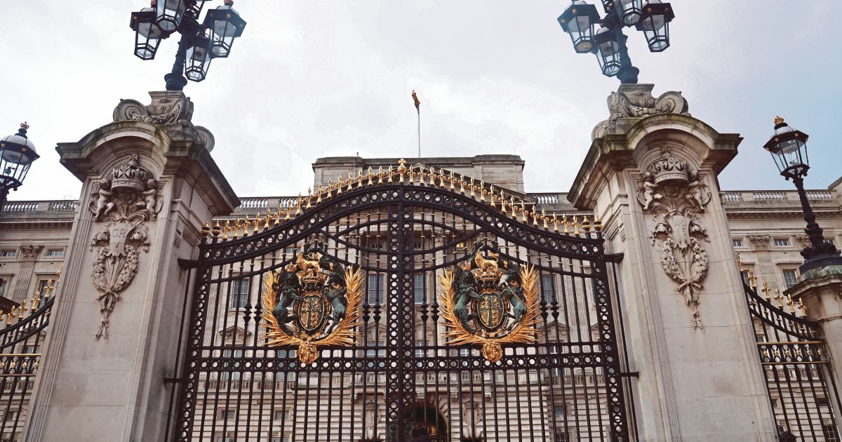 Lelaki pandu kereta rempuh pagar Istana Buckingham