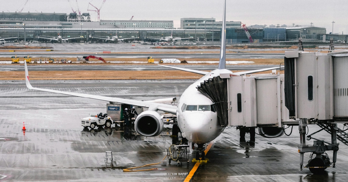Syarikat penerbangan dikecam timbang berat badan penumpang, bagasi