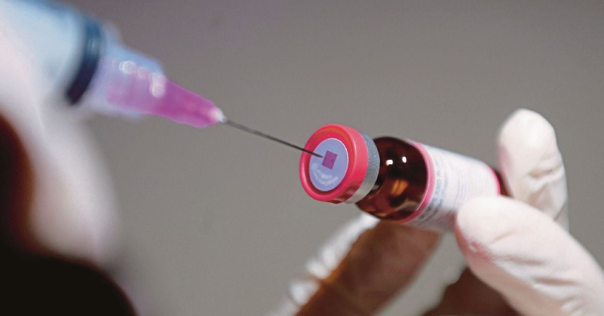 Des experts administrent par erreur une injection de vaccin à un bébé