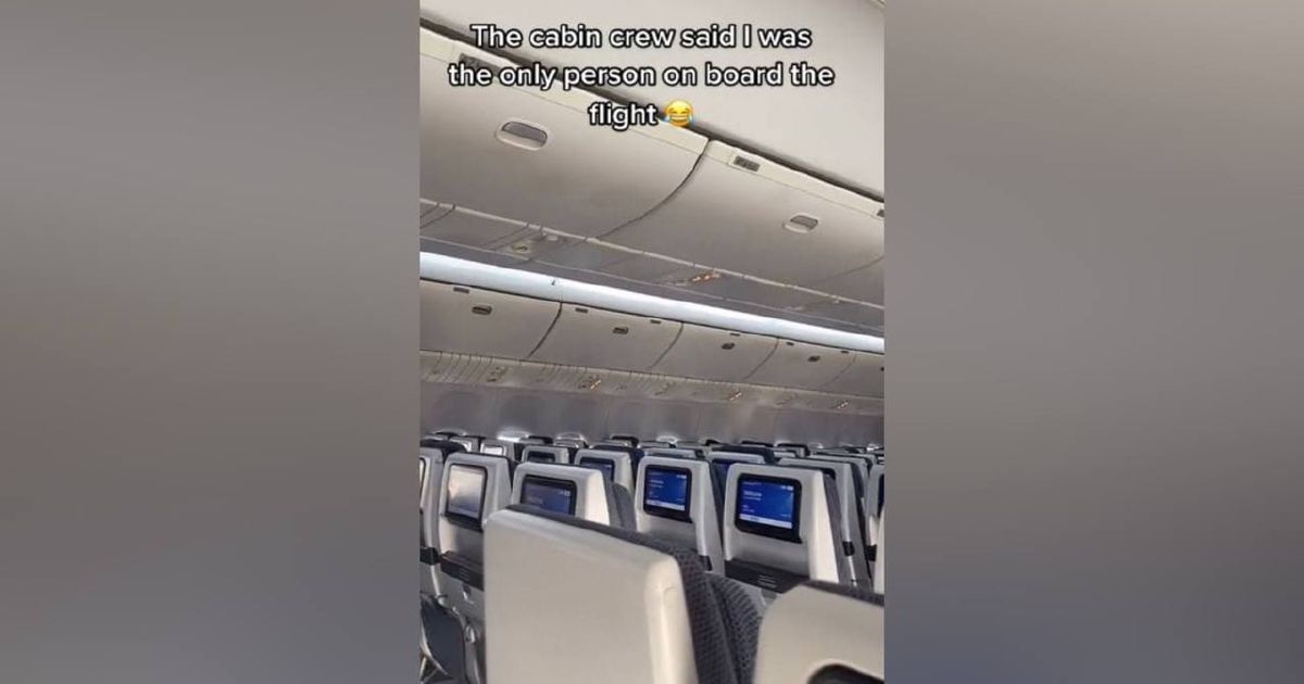 Satu-satunya penumpang pesawat, diberi makan sepuasnya