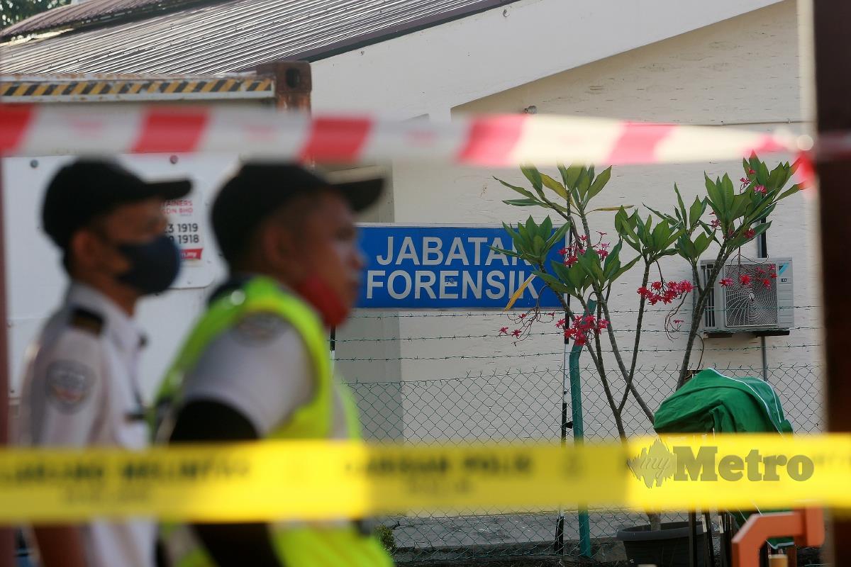 PENGAWAL keselamatan mengawal ketat sekitar Jabatan Forensik Hospital Tengku Ampuan Rahimah, Klang. FOTO Faiz Anuar
