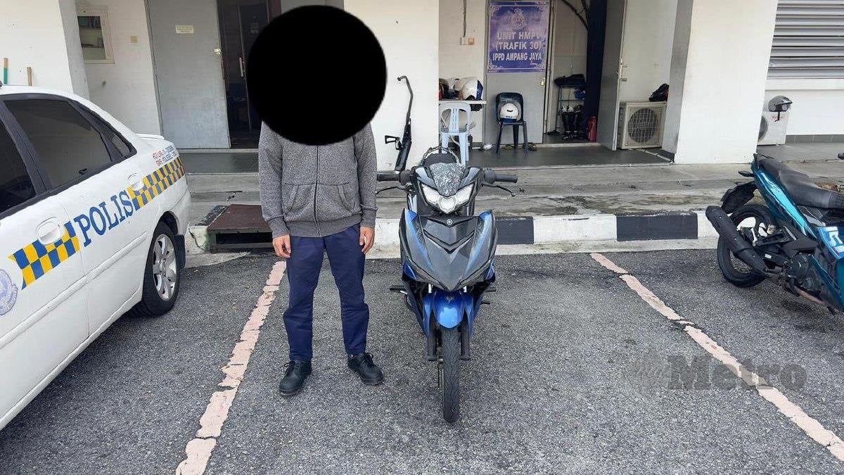 LELAKI ditahan di lorong motosikal berhampiran Plaza Tol Bukit Permai, Lebuhraya SUKE kerana menggunakan nombor pendaftaran palsu bagi mengelak motosikalnya ditarik pihak bank. FOTO ihsan polis