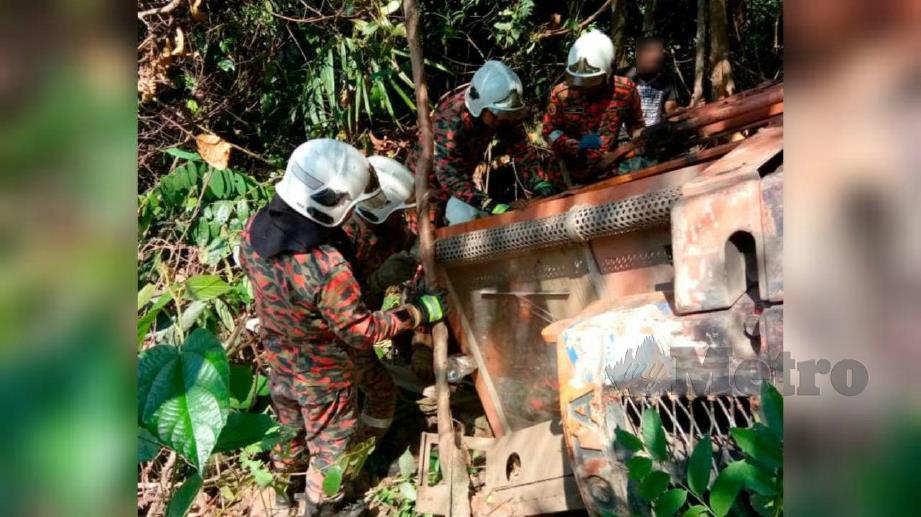 LELAKI warga Indonesia maut selepas trak angkat-susun dipandunya tergelincir sebelum menjunam ke dalam cerun sedalam dua meter. FOTO Ihsan Bomba