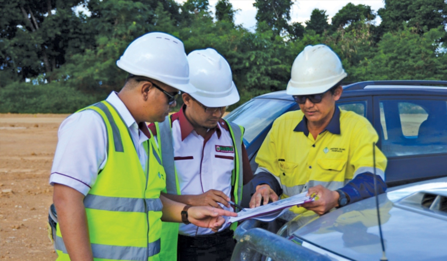 PENGURUS Perlombongan PRL Pulau Krismas, Zainal Abdul Majid (kanan) menerangkan kepada wakil NAFAS mengenai proses mengorek tanah.