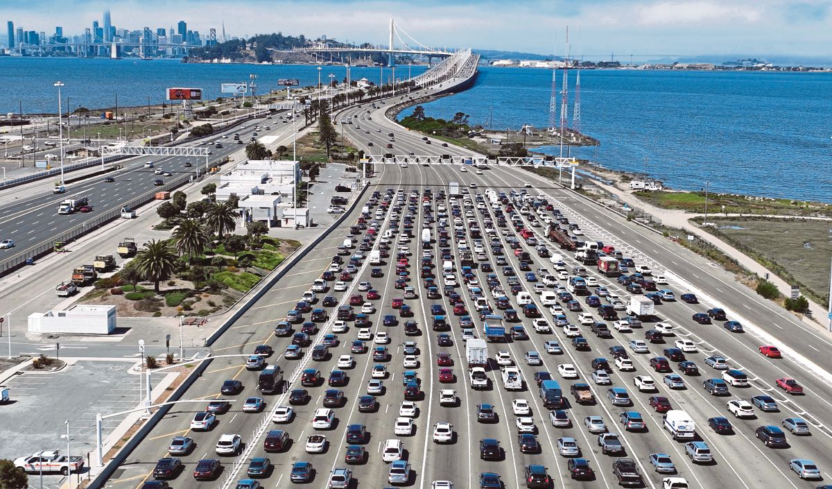 KEADAAN trafik berhampiran sebuah jambatan Oakland, California. FOTO AFP 