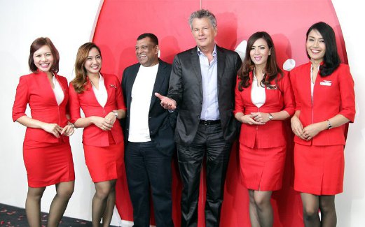 BERSAMA Tony (tiga dari kiri) selepas dimumkan Duta Global AirAsia.