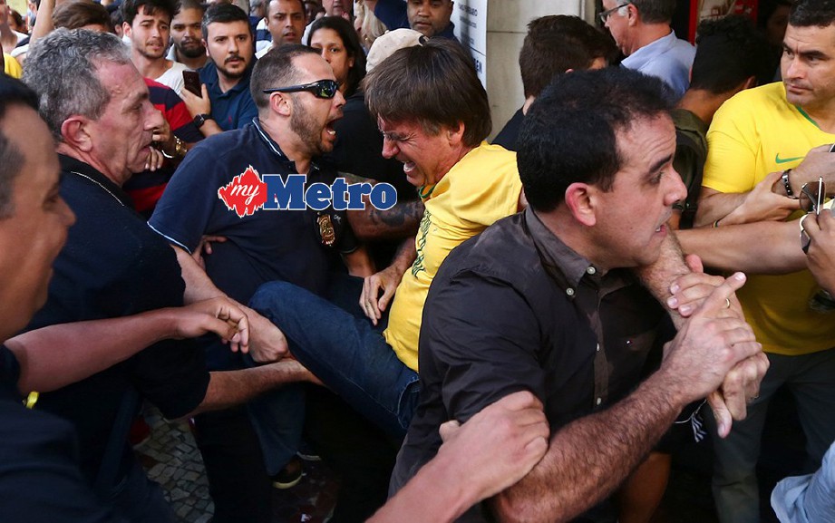  BOLSONARO (baju kuning) dibawa ke hospital selepas ditikam. FOTO/BandNews FM