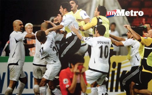 FOTO pemain bola sepak Iraq ketika meraikan kemenangan selepas mengalahkan Korea Selatan dalam Piala AFC.