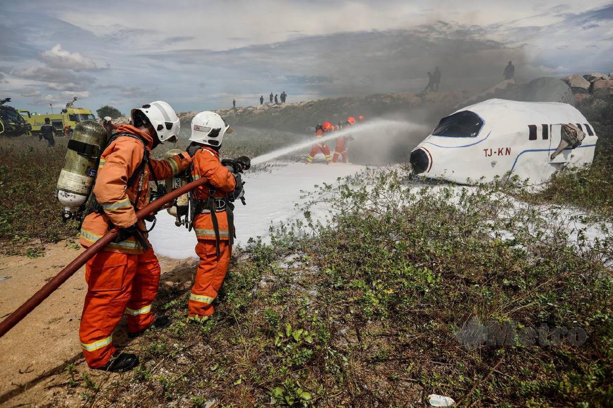 Anggota pasukan penyelamat semasa mengadakan Latihan Amal Bencana Udara (EX-PENYU) di Lapangan Terbang Sultan Mahmud. FOTO GHAZALI KORI