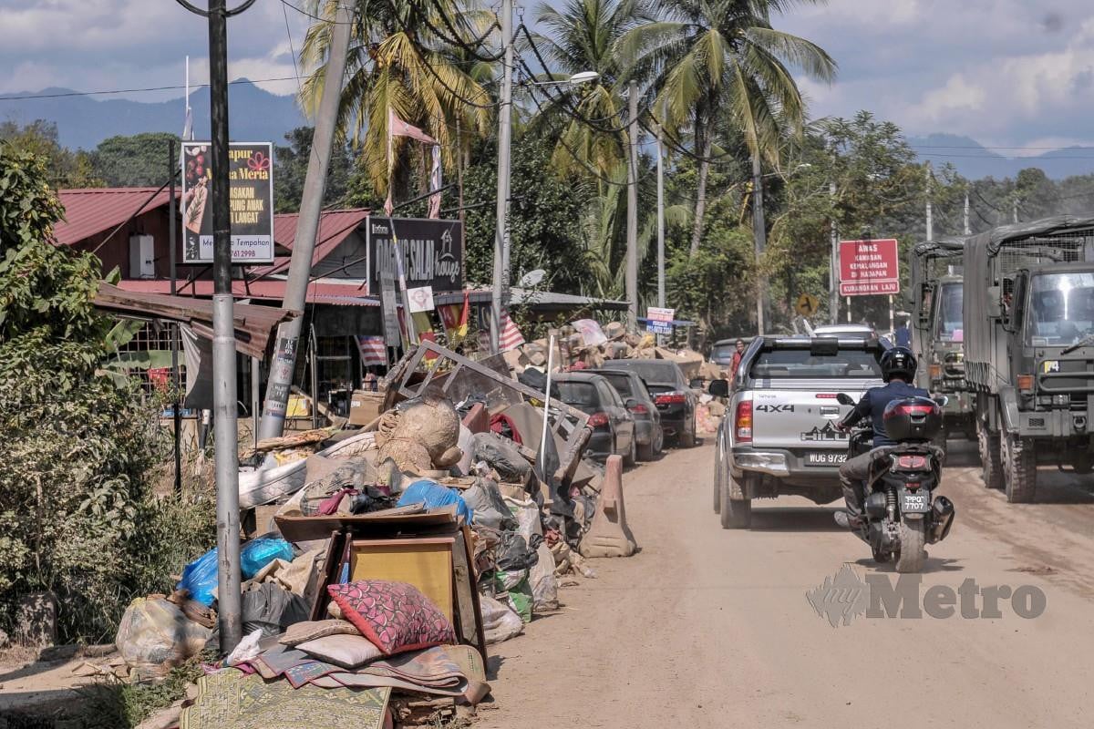 LONGGOKAN sampah pukal di bahu jalan di Hulu Langat. FOTO Aizuddin Saad