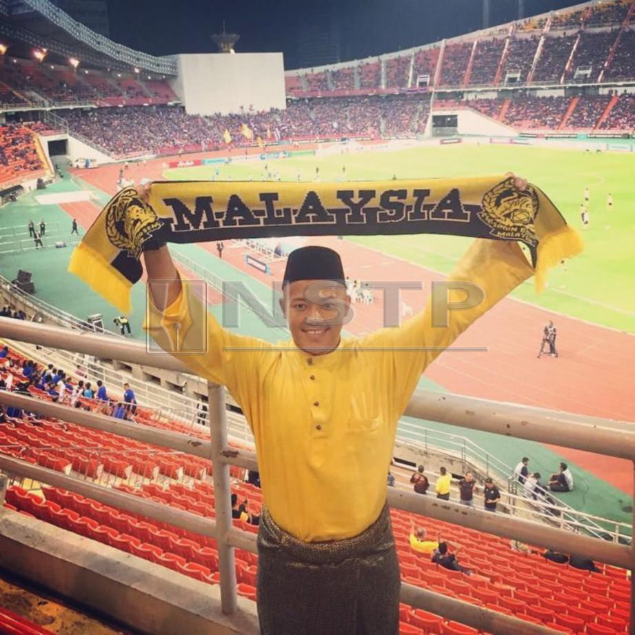 MOHD Tirmidzi  yang lengkap  berbaju Melayu  ketika  separuh akhir kedua Piala Suzuki AFF perlawanan Malaysia menentang Thailand di Stadium Nasional Rajamanggala, Bangkok.