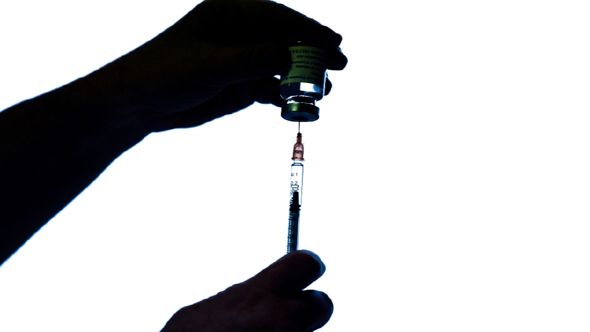 FOTO Hiasan. Petugas kesihatan menyediakan suntikan vaksin Covid-19 iaitu AstraZeneca di Hospital Mignot di Le Chesnay, Perancis. FOTO AFP